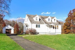 525 Lonely Cottage Rd in Upper Black Eddy, PA - Building Photo