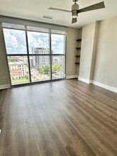 333 W Trade St, Unit 906 in Charlotte, NC - Building Photo - Building Photo