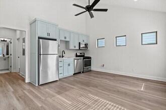 1327 N Bronough St, Unit 2 in Tallahassee, FL - Building Photo - Building Photo