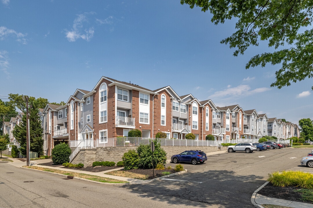 Liberty Terrace in East Rutherford, NJ - Foto de edificio
