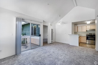 Seasons at Redondo Beach, A 55+ Community in Redondo Beach, CA - Foto de edificio - Building Photo