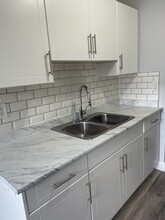 Arcola Manor in Burnaby, BC - Building Photo - Building Photo