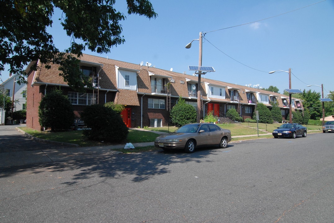 104-108 Willet St in Passaic, NJ - Building Photo