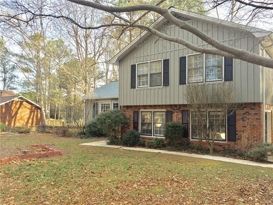 4477 Glenforest Dr NE in Roswell, GA - Building Photo