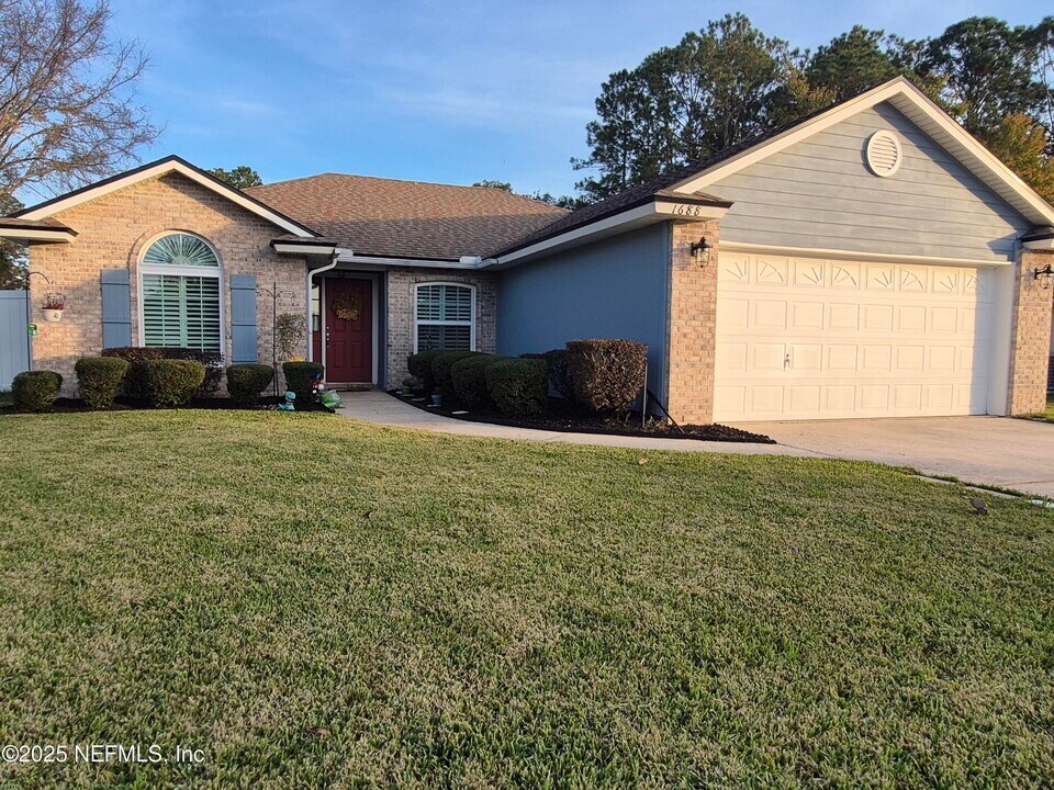 1688 Northglen Cir in Middleburg, FL - Building Photo
