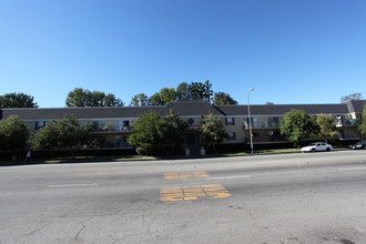 La Scala Apartments in Winnetka, CA - Foto de edificio - Building Photo