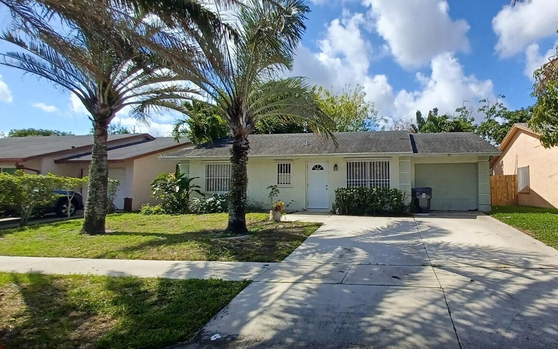 6186 Winrock Rd in Greenacres, FL - Foto de edificio