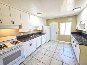 4942 Jumano Ave in San Diego, CA - Foto de edificio - Building Photo