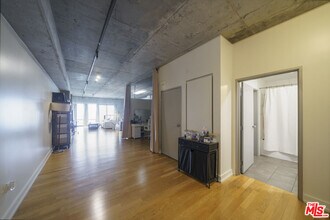 645 W 9th St in Los Angeles, CA - Building Photo - Building Photo