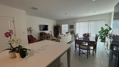 4126 Collegiate Blvd in Lakeland, FL - Foto de edificio - Building Photo