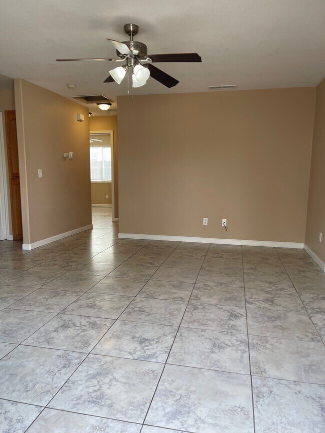 310 E Elm St, Unit B in Hanford, CA - Foto de edificio - Building Photo