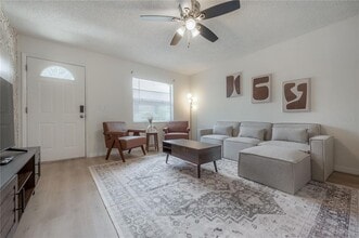 6908 S MacDill Ave in Tampa, FL - Building Photo - Building Photo