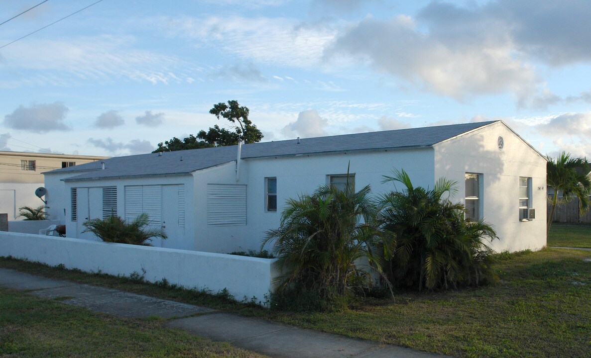 1947-1949 Cleveland St in Hollywood, FL - Foto de edificio