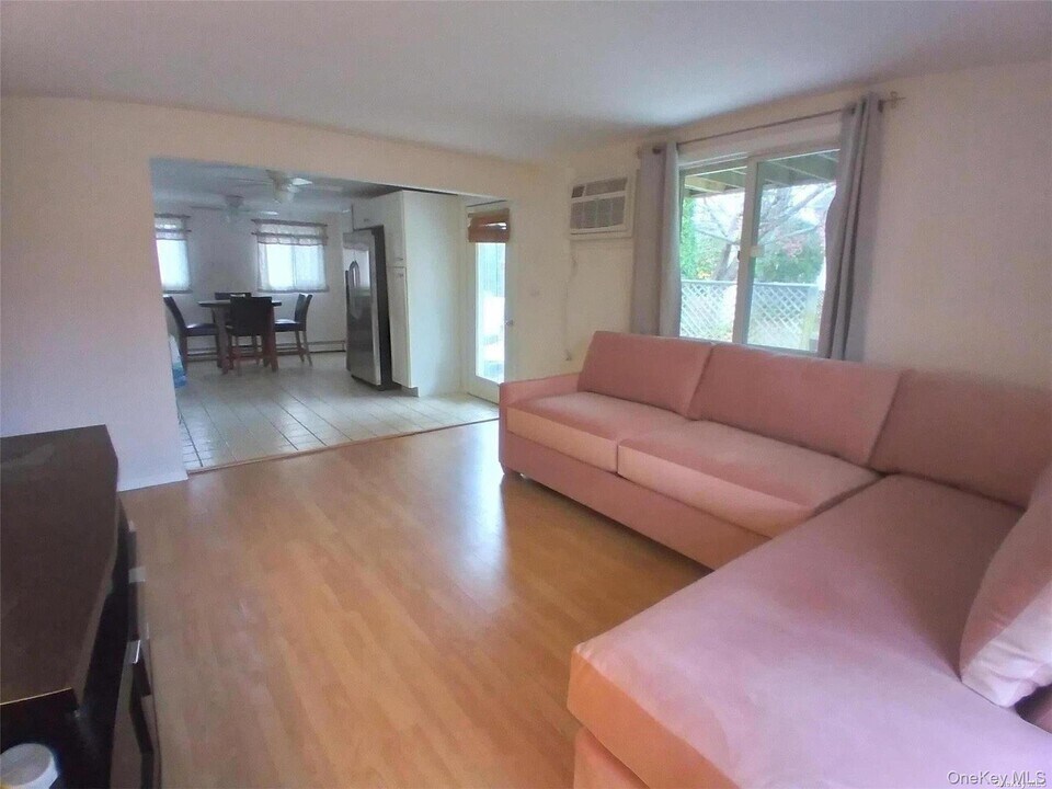 95 Springville Rd in Hampton Bays, NY - Building Photo