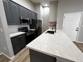 2425 Augusta Dr in Houston, TX - Building Photo - Building Photo