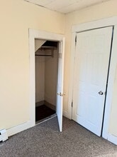 430 Court St, Unit 2 in Auburn, ME - Foto de edificio - Building Photo