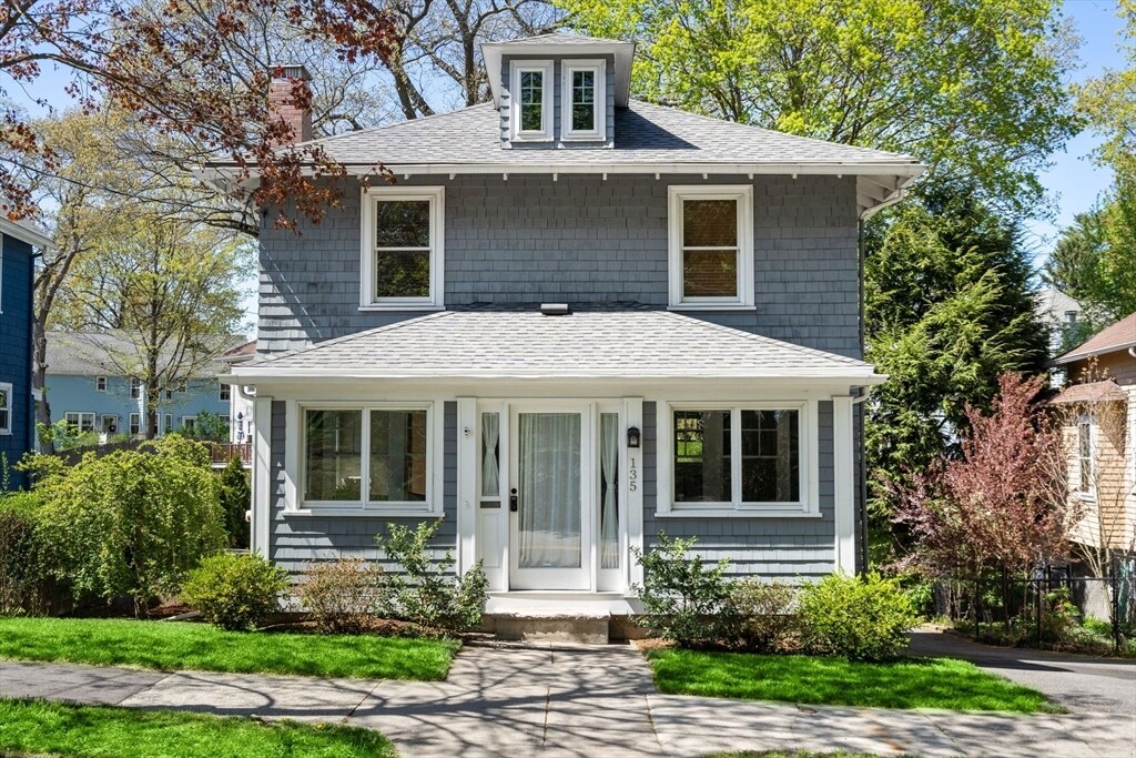 135 Rowe St in Newton, MA - Foto de edificio