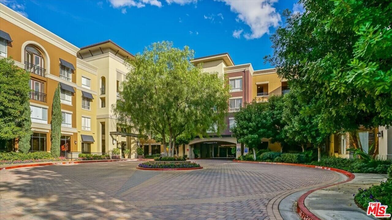 24535 Town Center Dr in Santa Clarita, CA - Building Photo