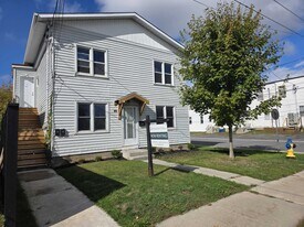 40 Connaught St in Kingston, ON - Building Photo