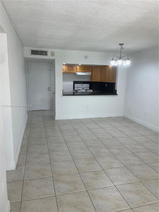 10500 SW 108th Ave in Miami, FL - Building Photo