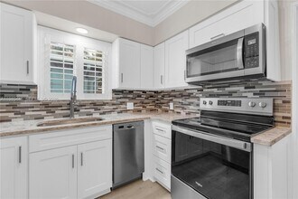 211 SE 1st Terrace in Dania Beach, FL - Foto de edificio - Building Photo