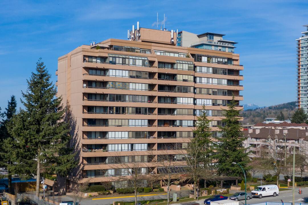 460 Westview St in Coquitlam, BC - Building Photo