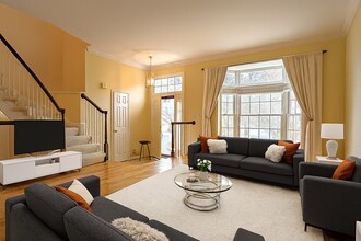 1379 Heritage Oak Way in Reston, VA - Foto de edificio - Building Photo