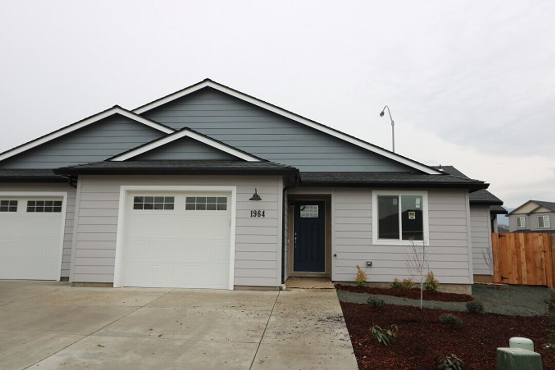 1964-1966 Layla Dr in Medford, OR - Building Photo