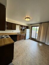 513 Kerry Dr, Unit # 101 in Winona, MN - Foto de edificio - Building Photo