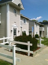 Gateway Apartments in Lapeer, MI - Foto de edificio - Building Photo