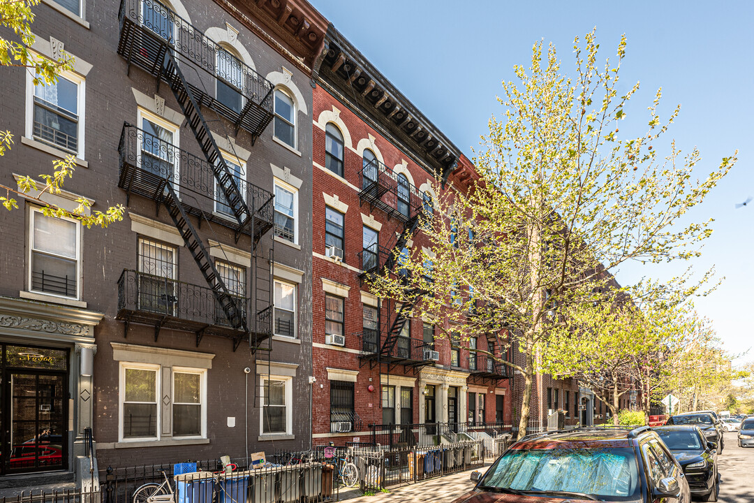 364 Montgomery Street in Brooklyn, NY - Foto de edificio