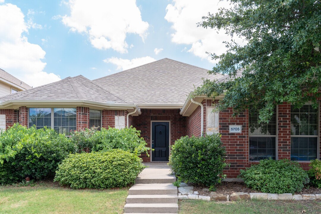 5705 Broken Spur in McKinney, TX - Foto de edificio