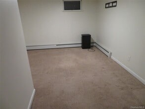 17 Chimney Ln in Bay Shore, NY - Building Photo - Building Photo