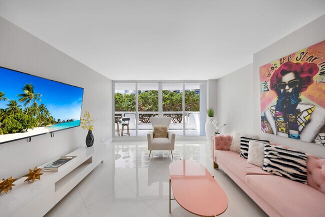 1717 N Bayshore Dr in Miami, FL - Building Photo - Building Photo