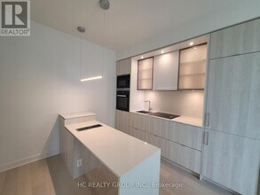 11 Yorkville Ave in Toronto, ON - Building Photo - Building Photo