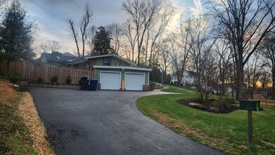 7609 Woodridge Cir in Alexandria, VA - Building Photo - Building Photo