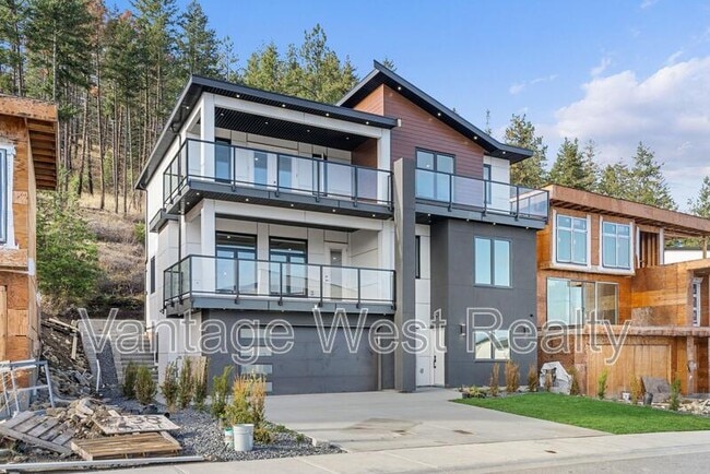 3738 Astoria Dr in West Kelowna, BC - Building Photo - Building Photo