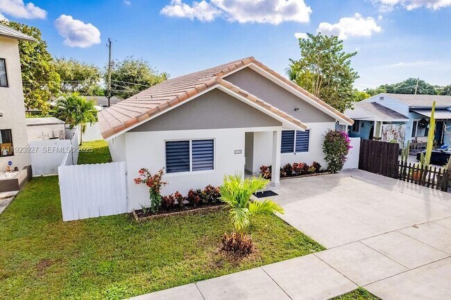 3425 SW 69th Ave in Miami, FL - Building Photo - Building Photo