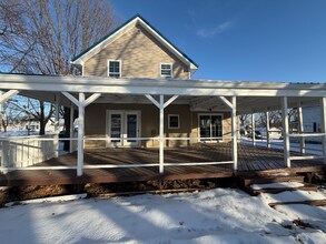 321 Main St in Grinnell, IA - Foto de edificio - Building Photo