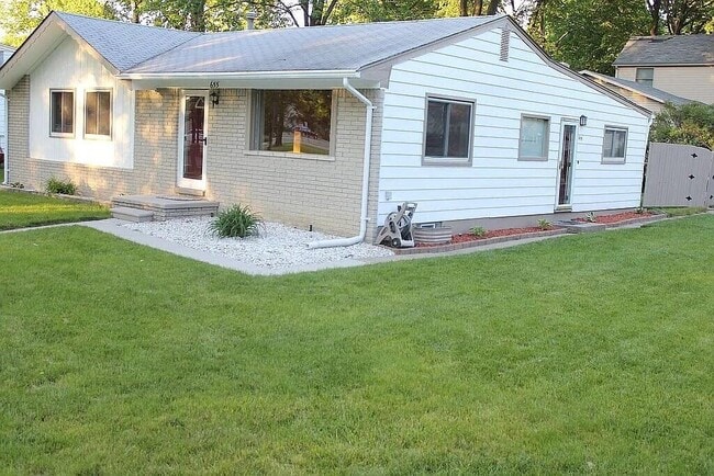 655 Robinwood Dr in Troy, MI - Building Photo - Building Photo