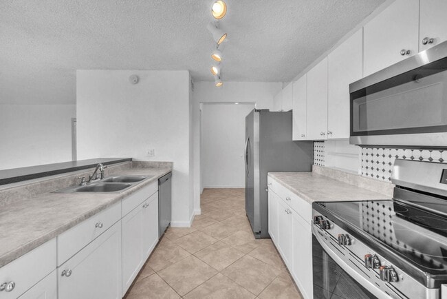 3100 N Pine Island Rd, Unit 3 in Sunrise, FL - Foto de edificio - Building Photo