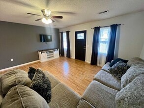 102 Stoneledge Dr in Woodruff, SC - Building Photo - Building Photo