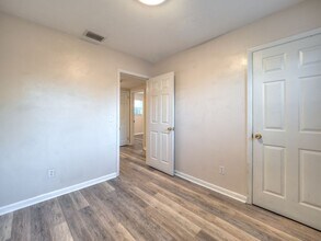 2144 La Valle Dr in Jacksonville, FL - Building Photo - Building Photo