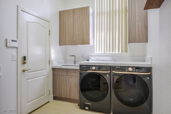 9233 Canyon Mesa Dr in Las Vegas, NV - Building Photo - Building Photo