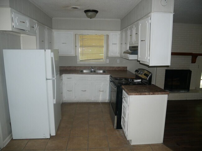 5850 Cherokee Dr in Horn Lake, MS - Building Photo - Building Photo
