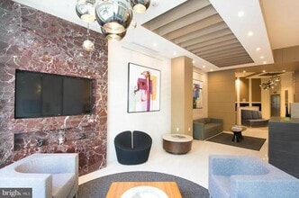 2550 17th St NW, Unit 502 in Washington, DC - Foto de edificio - Building Photo