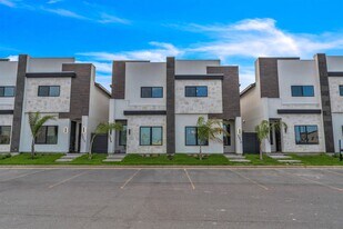 8218 Casa Verde Rd in Laredo, TX - Building Photo