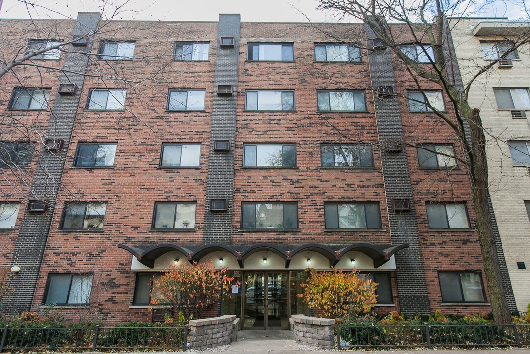 421 W Barry Ave in Chicago, IL - Building Photo