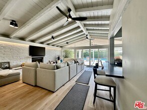 22428 Victory Blvd in Los Angeles, CA - Building Photo - Building Photo