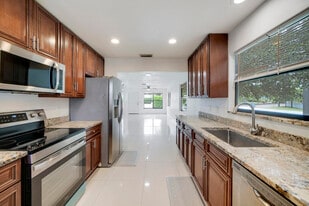 1981 Holman Dr in North Palm Beach, FL - Building Photo